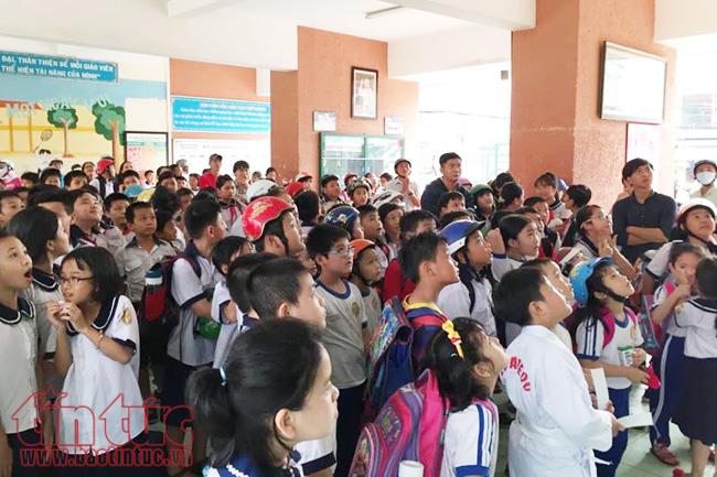 Cổ động viên TP Hồ Chí Minh đội mưa xem U23 Việt Nam ảnh 14